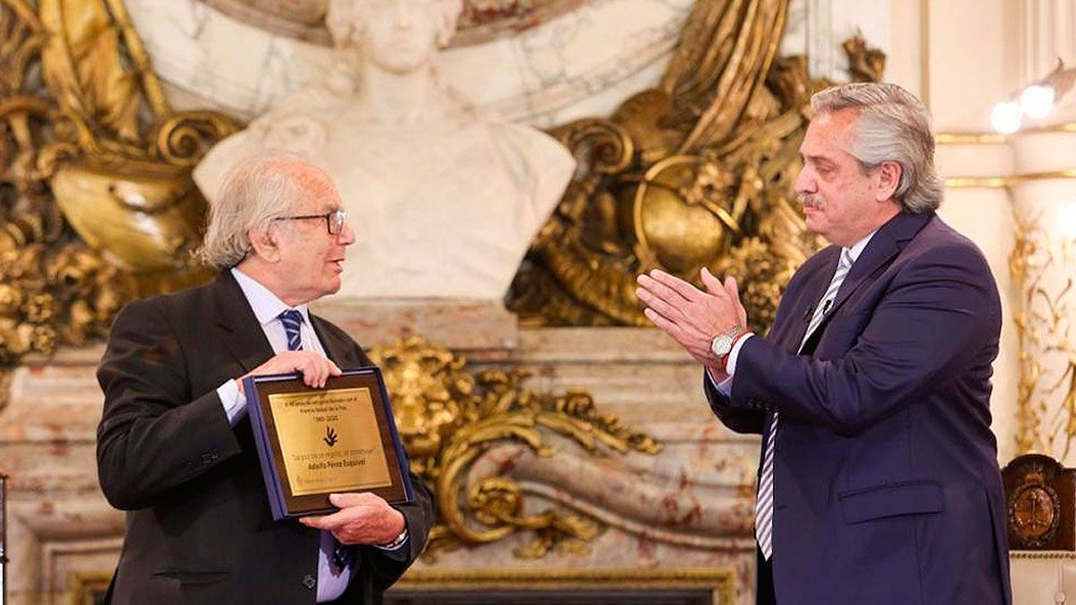 El momento en que el Gobierno homenajeó a Pérez Esquivel a 40 años de su Premio Nobel: Es un militante de la vida.