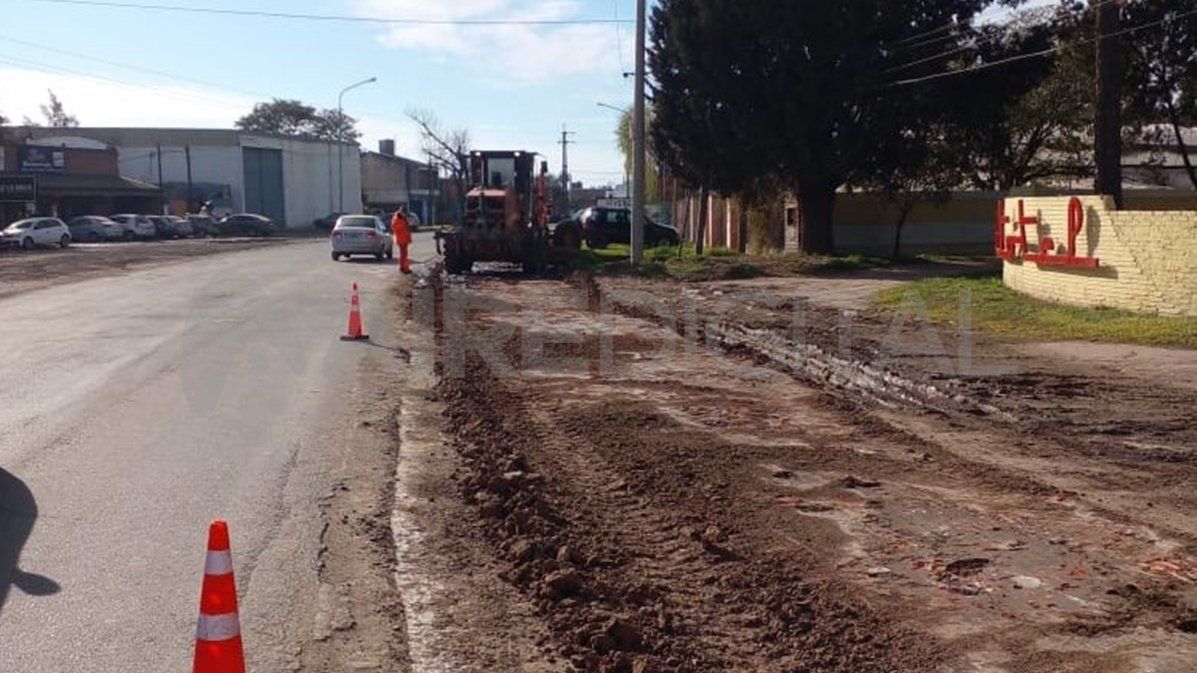 Este lunes se concentraban las tareas de recalce y compactación para el mejoramiento de las banquinas en la avenida Richieri.