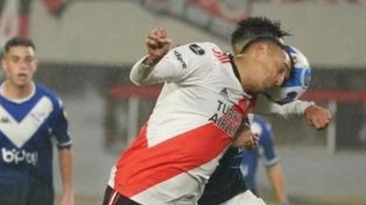 La foto de la polémica: en esta imagen congelada se observa que el brazo izquierdo de Suárez toca la pelota antes de ingresar al arco