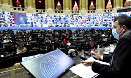 El proyecto establece que, con el nuevo piso, dejarían de pagar el impuesto 1.280.000 de trabajadores, jubilados y jubiladas. El proyecto establece que, con el nuevo piso, dejarían de pagar el impuesto 1.280.000 de trabajadores, jubilados y jubiladas.