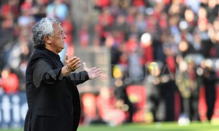 Pipo Gorosito sufre varias bajas en Colón en la previa al duelo frente a Racing, por la Liga Profesional. Pipo Gorosito sufre varias bajas en Colón en la previa al duelo frente a Racing, por la Liga Profesional.