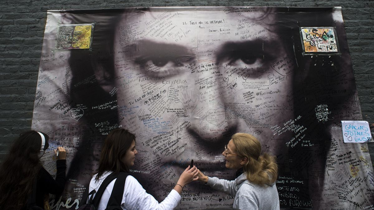 Los fans de Gustaco Cerati estuvieron presentes todos los días que el músico permaneció internado en la Clínica ALCLA. Los fans de Gustaco Cerati estuvieron presentes todos los días que el músico permaneció internado en la Clínica ALCLA.