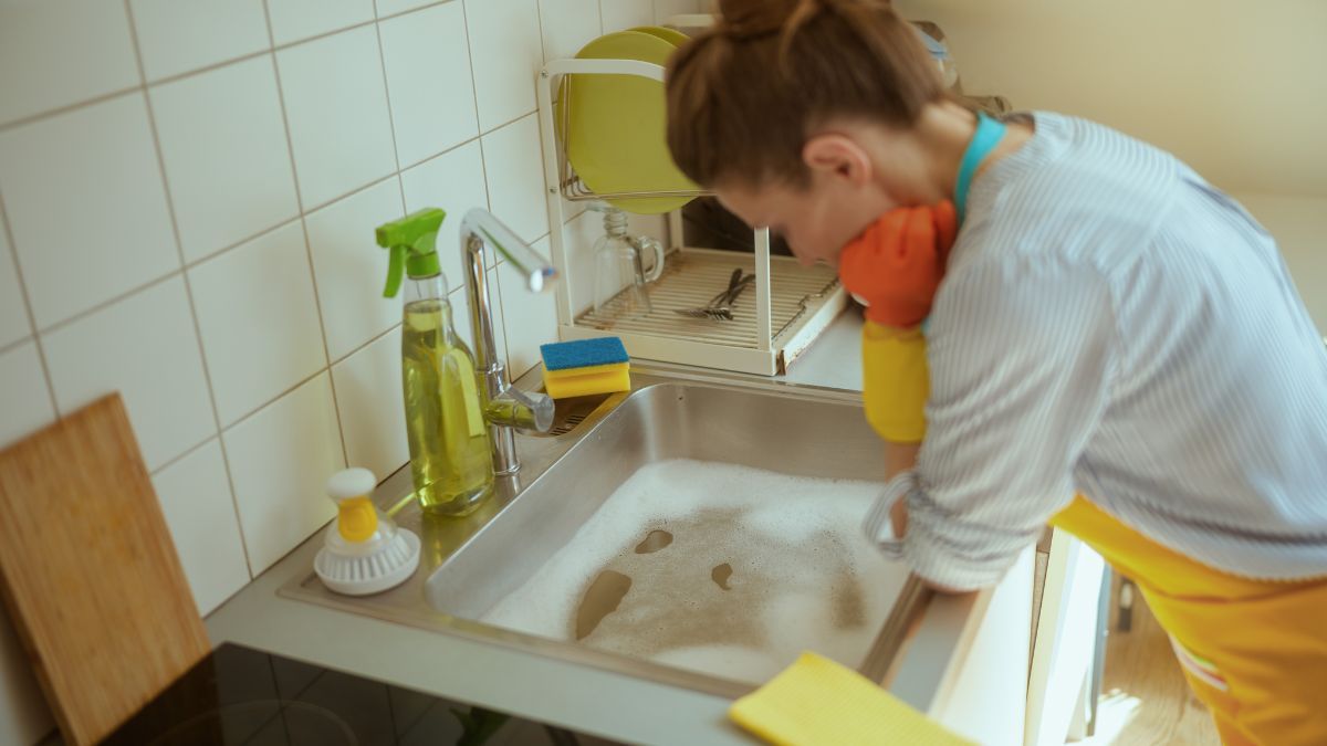 El truco casero que elimina el mal olor de la bacha de la cocina sin usar químicos.ñ