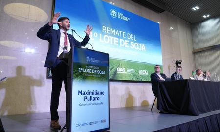 El gobernador de la provincia de SantaFe, Maximiliano Pullaro, participó este viernes del remate del primer lote de soja de la campaña 2025/26 El gobernador de la provincia de SantaFe, Maximiliano Pullaro, participó este viernes del remate del primer lote de soja de la campaña 2025/26