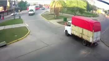 Los conductores que quieren llegar a Santo Tomé se encuentran con el corte de tránsito en la rotonda de Colón.