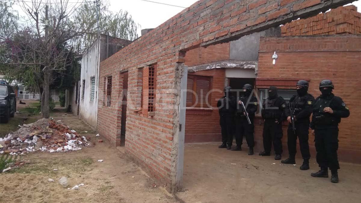 Allanaron dos casas en Cabaña Leiva, encontraron armas, municiones y droga