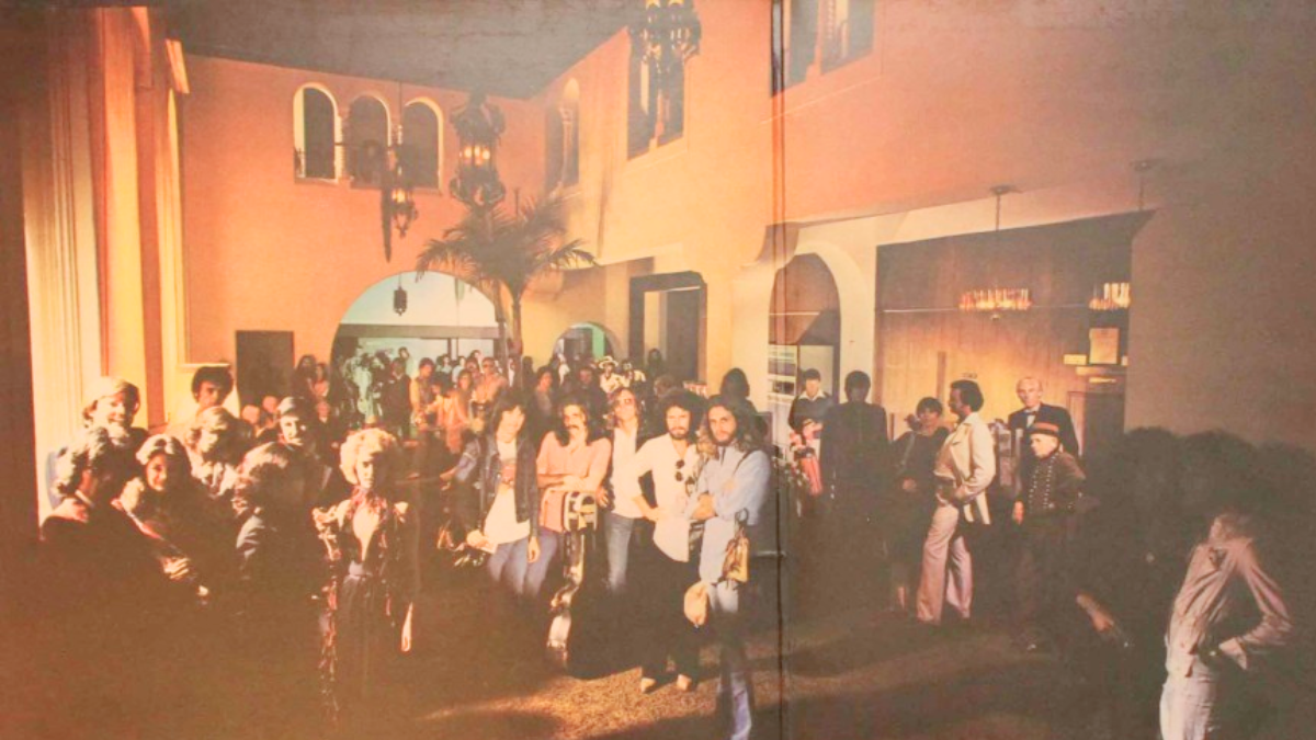 La foto de la portada tiene como protagonista al&nbsp;Beverly Hills Hotel