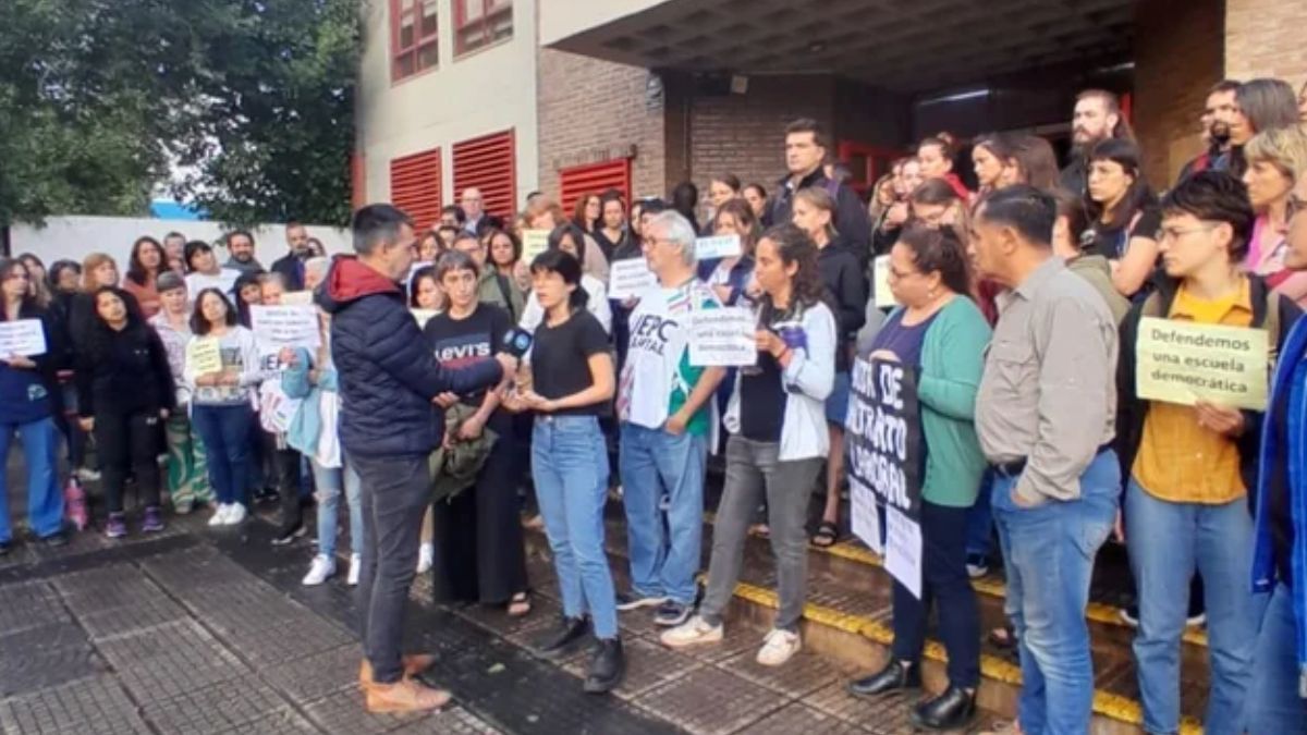Los padres de los alumnos sancionados le manifestaron a la directora que sus hijos no habían viralizado esas fotos y reclamaron que pida disculpas.Fotografía: Agencia Noticias Argentinas / redes