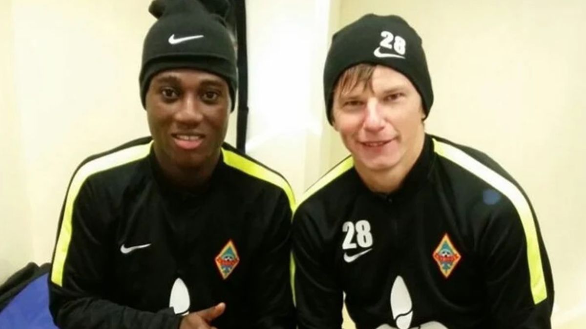 Samuel Atta Mensah junto al ruso Andrey Arshavin.