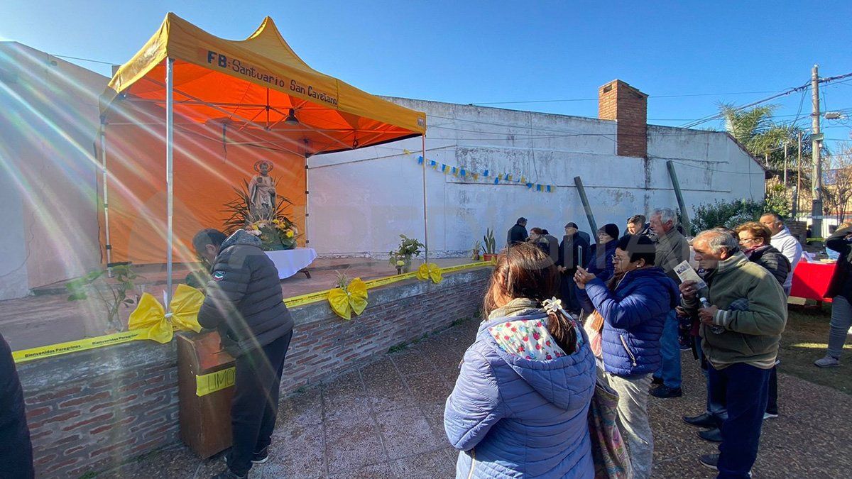 Cientos de santafesinos celebran el día de San Cayetano.