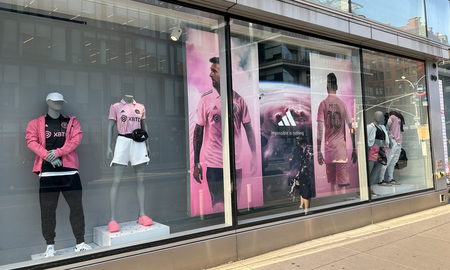Lionel Messi ya se puede ver en las vidrieras de locales Adidas de Estados Unidos. Lionel Messi ya se puede ver en las vidrieras de locales Adidas de Estados Unidos.