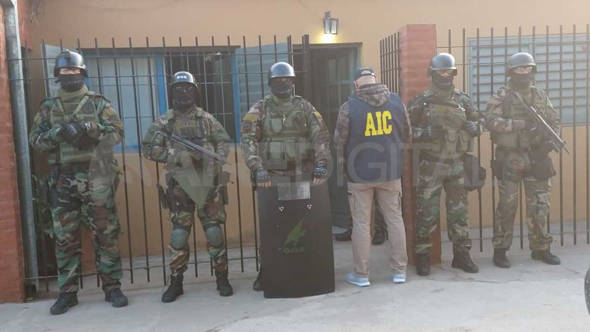 La A.I.C junto al G.O.E allanaron una vivienda en Pasaje iriarte al 4100 en el barrio Villa Hipódromo