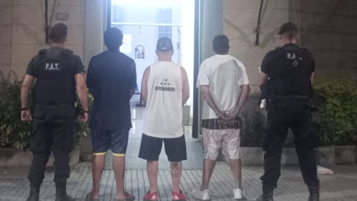 Por el hecho hay dos mayores de edad detenidos, y un menor que fue restituido a su madre. Por el hecho hay dos mayores de edad detenidos, y un menor que fue restituido a su madre.