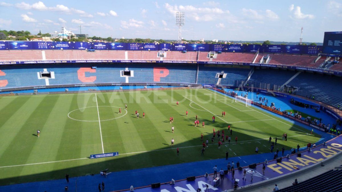 Col&oacute;n realiz&oacute; el reconocimiento del campo de juego en el estadio La Nueva Olla