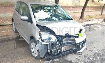A pesar de los daños del auto, los implicados en el accidente resultaron ilesos. A pesar de los daños del auto, los implicados en el accidente resultaron ilesos.