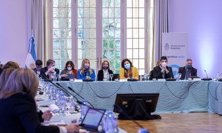 La ministra de Salud de la Nación, Carla Vizzotti, encabezó el encuentro que reunió a los ministros de salud de diferentes provincias del país. La ministra de Salud de la Nación, Carla Vizzotti, encabezó el encuentro que reunió a los ministros de salud de diferentes provincias del país.