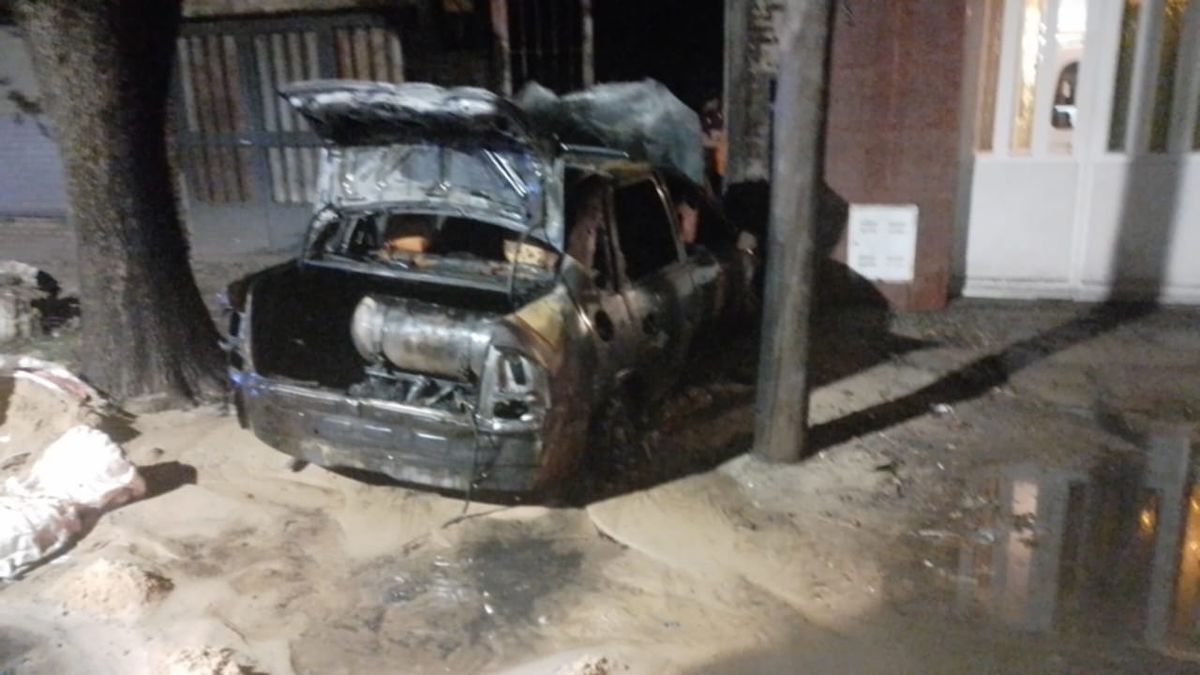 Tras el asesinato de los dos trabajadores, el jueves a la noche incendiaron un taxi en la zona oeste de Rosario. Tras el asesinato de los dos trabajadores, el jueves a la noche incendiaron un taxi en la zona oeste de Rosario.