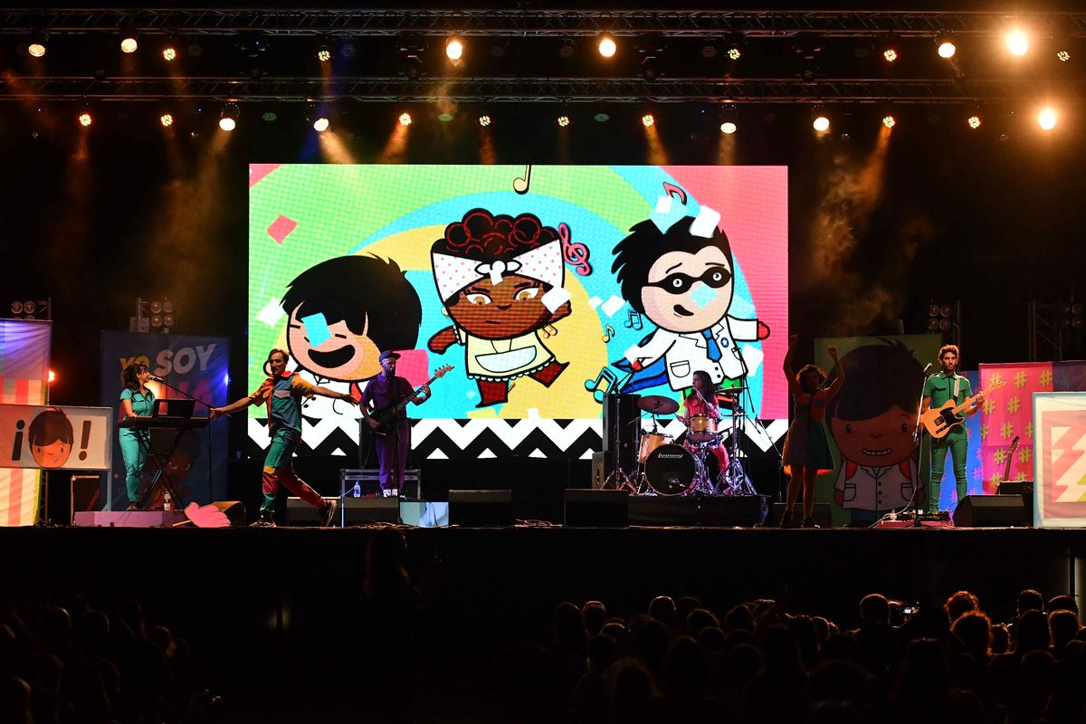 El espectáculo continuó con canciones que homenajean a personajes fundamentales de la historia argentina como San Martín