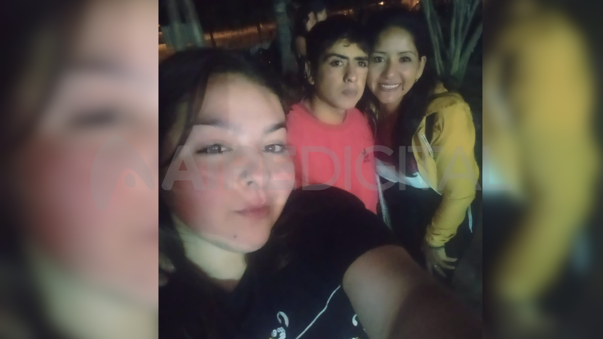 Jonatan Barrios, el changarín de Monte Vera, junto a su mamá Griselda y a su novia Cecilia. Jonatan Barrios, el changarín de Monte Vera, junto a su mamá Griselda y a su novia Cecilia.