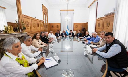 El 10 de abril se concretó la reunión entre el Gobierno nacional y dirigentes de la CGT. Horas después, la central obrera anunció un paro general para el 9 de mayo. El 10 de abril se concretó la reunión entre el Gobierno nacional y dirigentes de la CGT. Horas después, la central obrera anunció un paro general para el 9 de mayo.