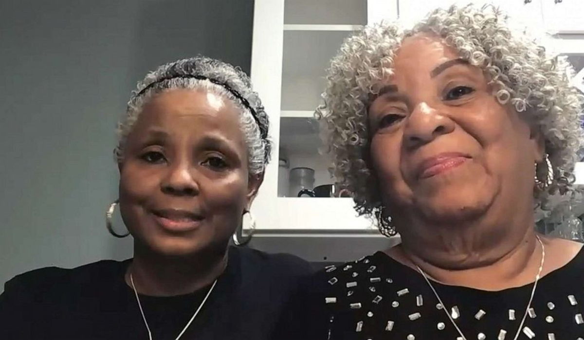 Gimblet, a la derecha, pagó el tratamiento contra el cáncer de su hija (izquierda), pero se volvió millonaria jugando a la lotería.