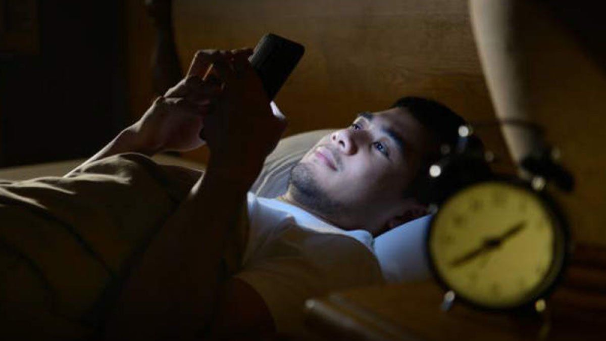 El uso excesivo del celular puede provocar alteraciones en el sueño como insomnio.