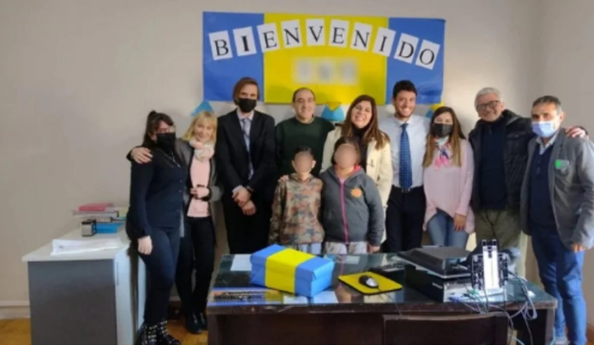 Este jueves todo su juzgado se vistió de azul y amarillo para darle a un niño de 11 años una buena noticia