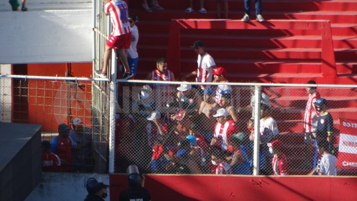 La policía se vio obligado a intervenir y el partido fue suspendido momentáneamente.