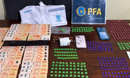 En el operativo de la Policía Federal secuestraron distintos tipos de drogas, dinero en efectivo, teléfono celulares y un uniforme de un personal de tránsito de Rosario, entre otras cosas. En el operativo de la Policía Federal secuestraron distintos tipos de drogas, dinero en efectivo, teléfono celulares y un uniforme de un personal de tránsito de Rosario, entre otras cosas.
