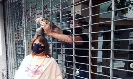 Peluquería take away en Rosario, atendió clientes detrás de las rejas y la imagen se viralizó en las redes Peluquería take away en Rosario, atendió clientes detrás de las rejas y la imagen se viralizó en las redes