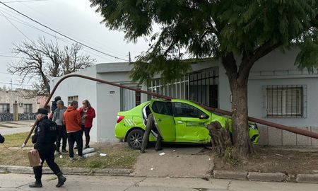 El poste de alumbrado público cayó sobre el techo del remís tras el violento impacto en la esquina de Freyre y Gorostiaga. El poste de alumbrado público cayó sobre el techo del remís tras el violento impacto en la esquina de Freyre y Gorostiaga.