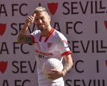 Alejandro Papu Gómez fue presentado como nuevo jugador del Sevilla de España.