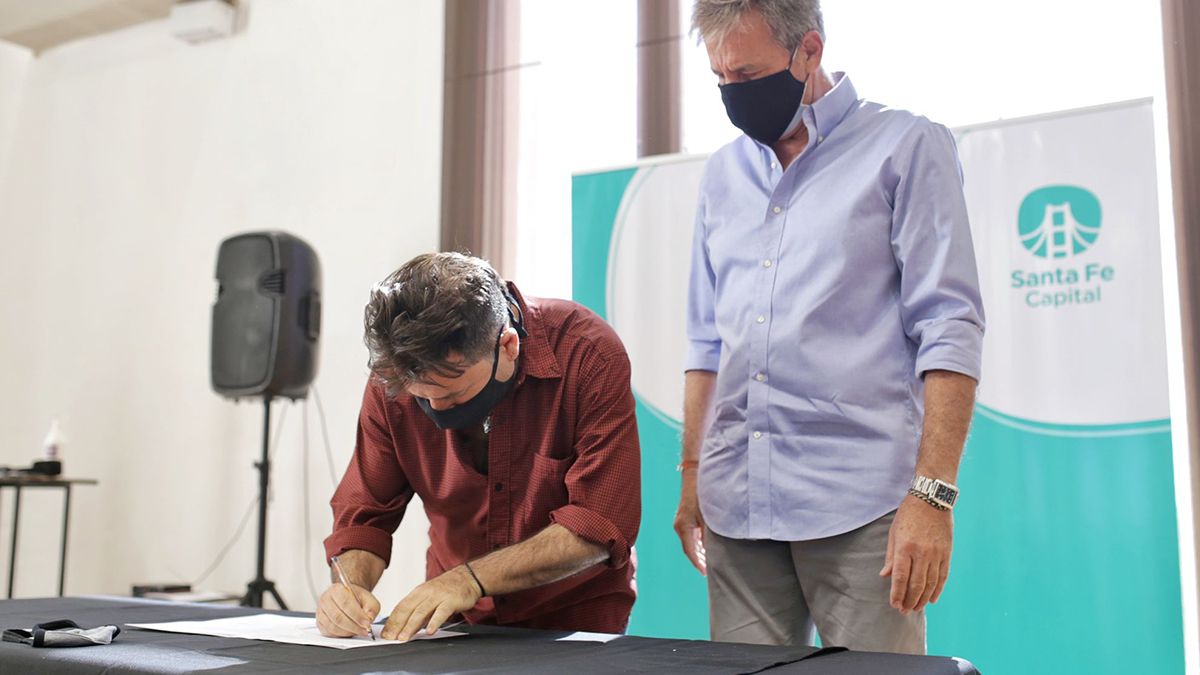 Ingresaron a planta permanente dos hijos de trabajadores y trabajadoras municipales cesanteados y desaparecidos. Se trata de Facundo Maggio, hijo de Norma Beatriz Valentinuzzi.