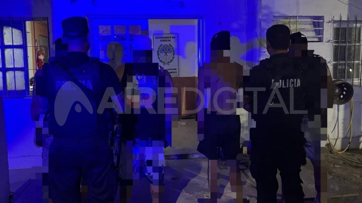 Cuatro jóvenes andaban en auto por Santo Tomé con un revólver oculto en la palanca de cambio