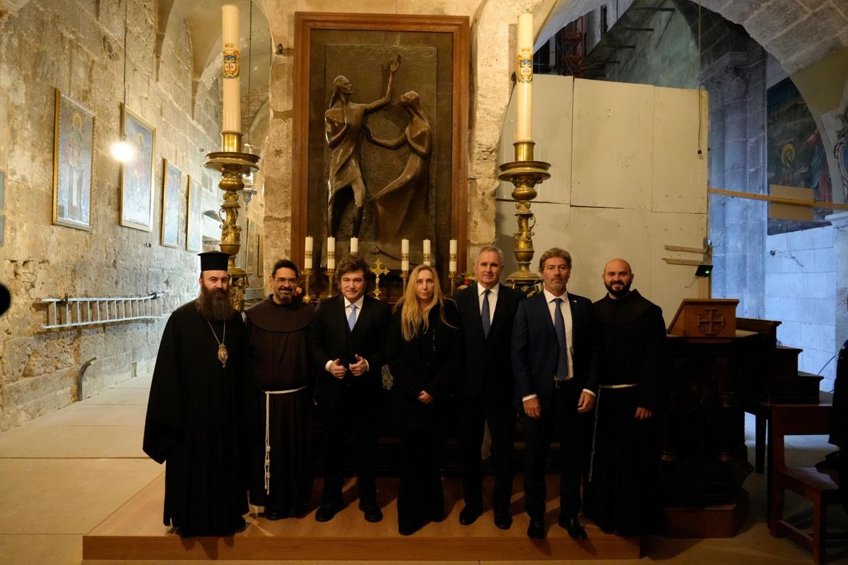 El Presidente Javier Milei visitó la Iglesia del Santo Sepulcro, en Jerusalén, acompañado por la secretaria general de la Presidencia, Karina Milei, el canciller, Pablo Quirno, y el ministro de Justicia, Juan Bautista Mahiques. El Presidente Javier Milei visitó la Iglesia del Santo Sepulcro, en Jerusalén, acompañado por la secretaria general de la Presidencia, Karina Milei, el canciller, Pablo Quirno, y el ministro de Justicia, Juan Bautista Mahiques.