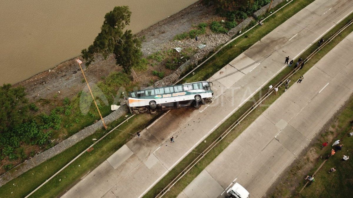 Las espectaculares imágenes aéreas del colectivo accidentado en Circunvalación