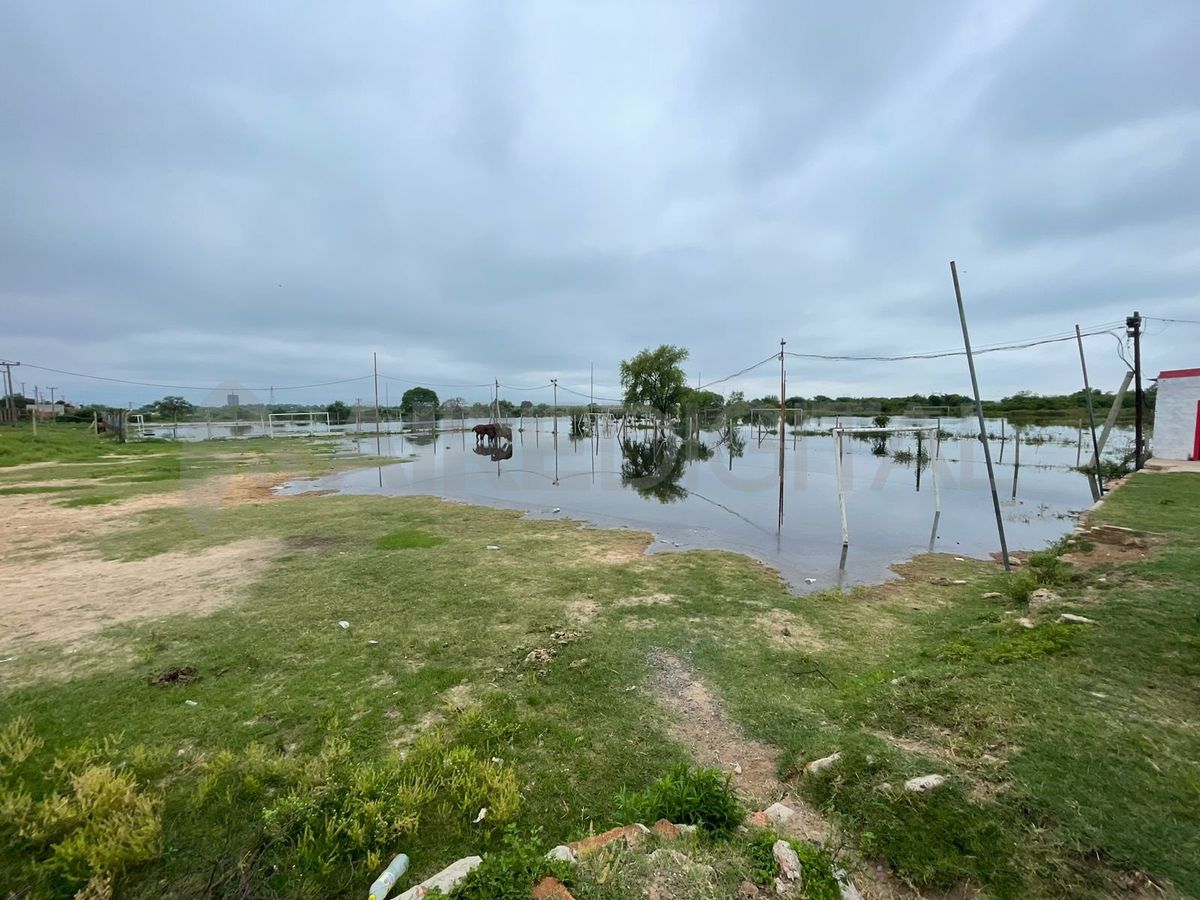 El agua del río ya llegó al Club Defensores de Alto Verde. El agua del río ya llegó al Club Defensores de Alto Verde.