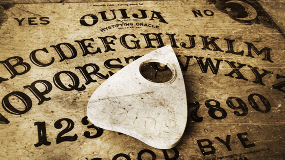 El movimiento del puntero en la tabla Ouija es un ejemplo clásico del efecto ideomotor donde los participantes realizan acciones musculares inconscientes motivadas por sus propias expectativas.