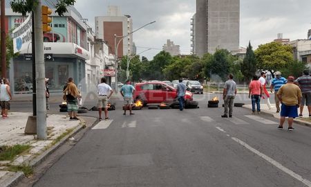 Corte total sobre bulevar de los pescadores en rechazo a la veda de la pesca comercial Corte total sobre bulevar de los pescadores en rechazo a la veda de la pesca comercial