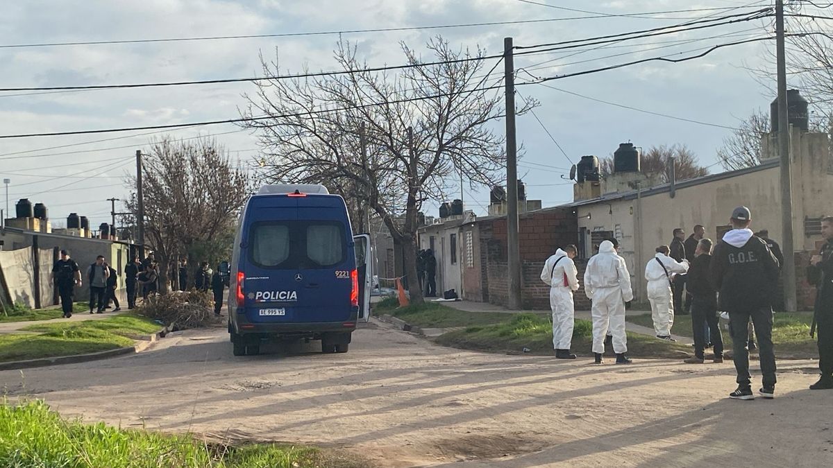 El momento en el que terminaba el atrincheramiento, con el policía trasladado en ambulancia hacia el hospital Cullen. El momento en el que terminaba el atrincheramiento, con el policía trasladado en ambulancia hacia el hospital Cullen.