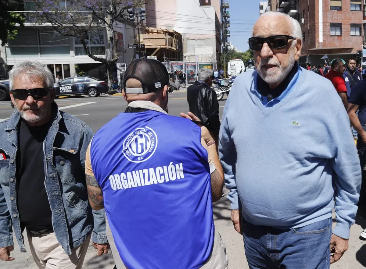Roberto Fernández, de la UTA, se fue antes de la votación. Roberto Fernández, de la UTA, se fue antes de la votación.