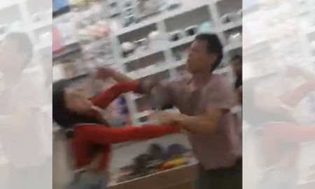 En el episodio fue grabado se observa al sujeto golpeando a la joven. En el episodio fue grabado se observa al sujeto golpeando a la joven.