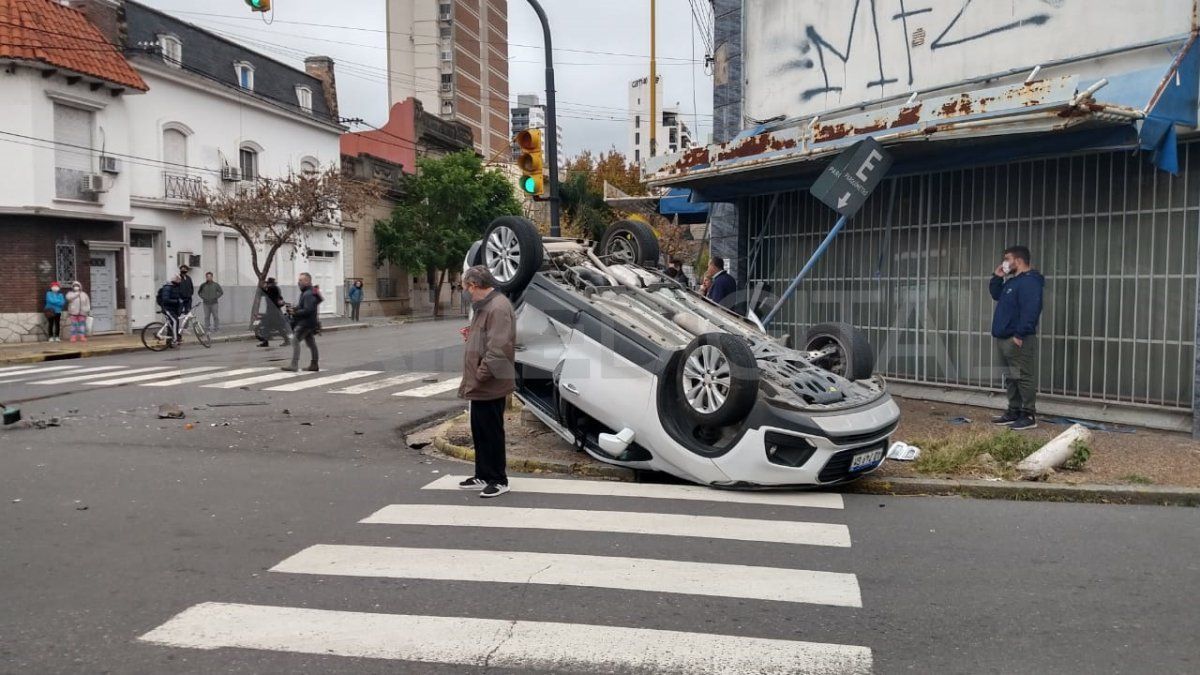 El choque provocó demoras en el transito hasta que llegó personal de Bomberos y Policía ubicar los vehículos. 