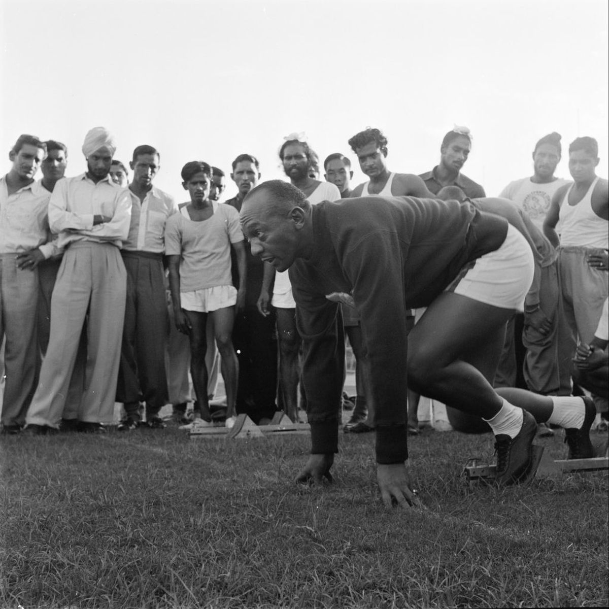 En 1955, el presidente republicano Dwight D. Eisenhower nombró a Owens –que tenía 42 años–, como embajador de Buena Voluntad con un sueldo anual de 75.000 dólares, y viajó por la India (foto), Filipinas y Malasia para promover el ejercicio físico, entrenando a atletas de dichos países.