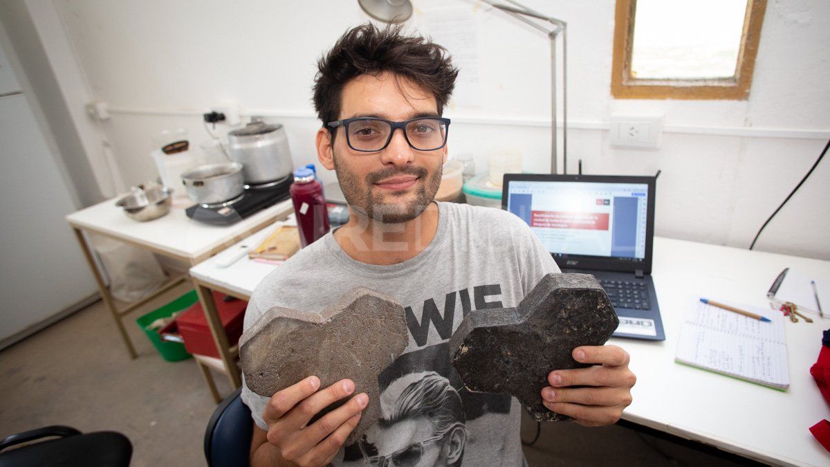 Federico Ort&iacute;z de Z&aacute;rate es ingeniero en materiales y dise&ntilde;&oacute; ladrillos y adoquines de pl&aacute;stico reciclado. Ahora estudia una forma de preparar mezcla asf&aacute;ltica con el mismo material.&nbsp;