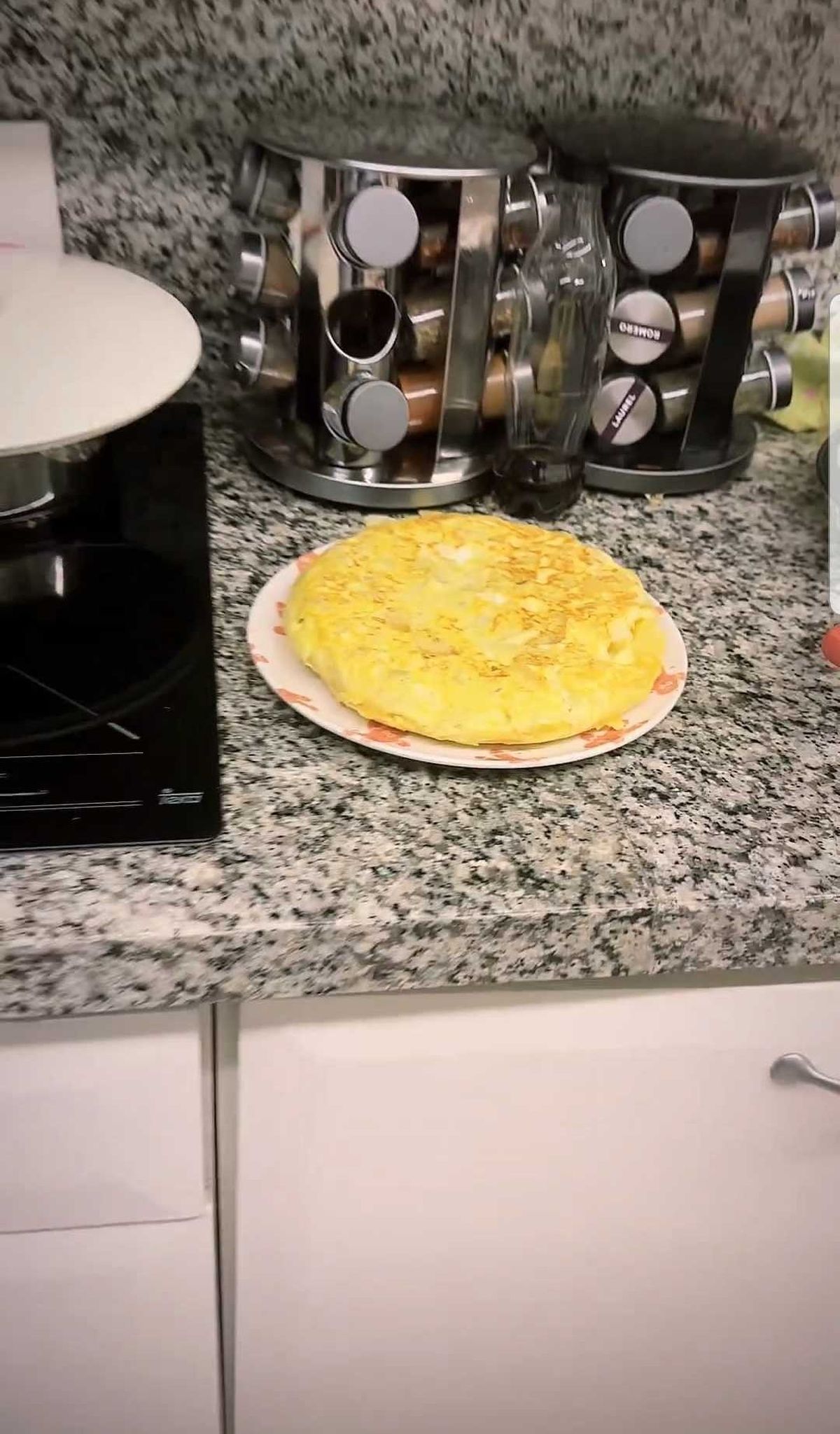 La actriz acumula cápsulas de café, muchos especieros y las mejores ollas para que no se pegue la comida a las mismas. La actriz acumula cápsulas de café, muchos especieros y las mejores ollas para que no se pegue la comida a las mismas.