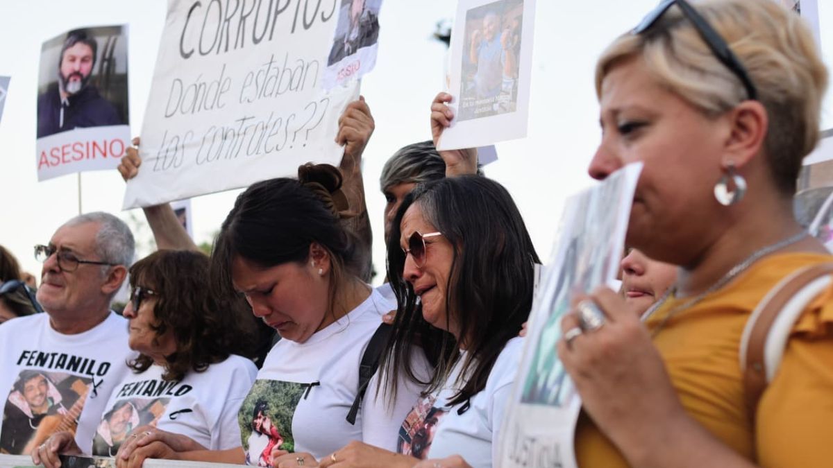 Con carteles que llevaban los rostros de las víctimas