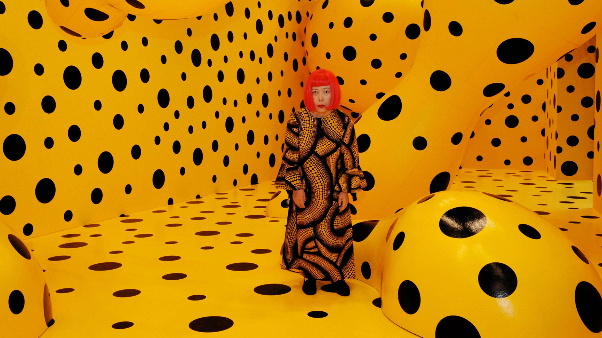 "Los espíritus de las calabazas descienden de los cielos": Yayoi Kusama combina espejos, lunares y calabazas luminosas para crear una experiencia inmersiva sobre el infinito. "Los espíritus de las calabazas descienden de los cielos": Yayoi Kusama combina espejos, lunares y calabazas luminosas para crear una experiencia inmersiva sobre el infinito. 