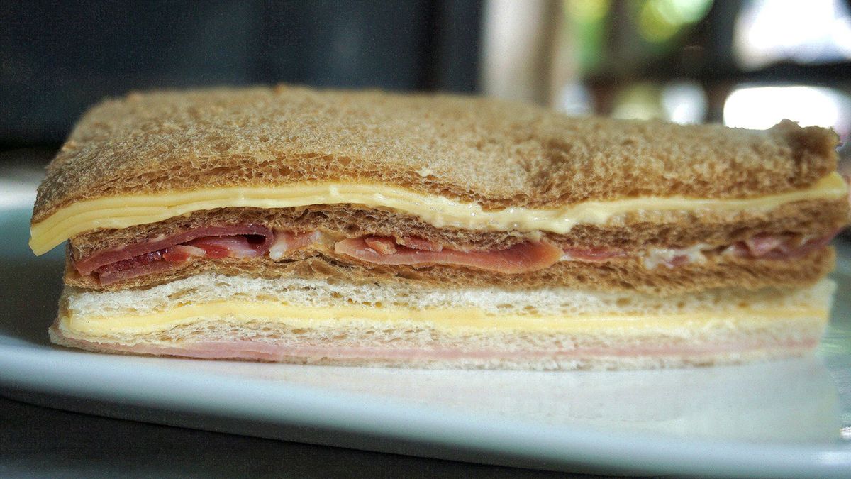 En la habitación de Maradona estaban los sándwiches de miga que no comió la noche del martes y cajas de psicofármacos y ampollas de medicamentos.