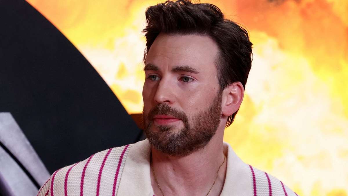Chris Evans, nacido en Boston, hizo explotar su popularidad al interpretar al altruista y abnegado superhéroe Capitán América en la multimillonaria franquicia de Los Vengadores de Marvel.